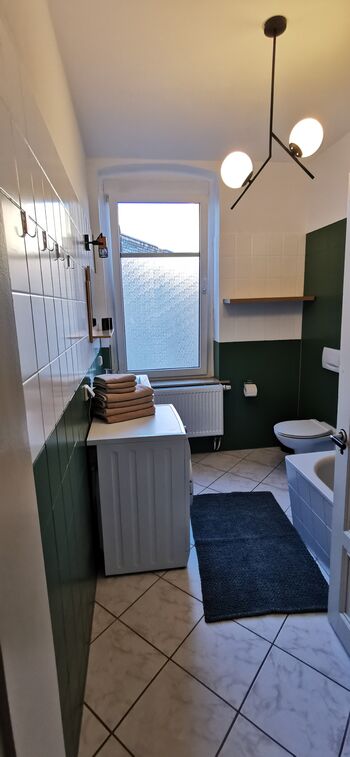 Bad mit Waschmaschine und Badewanne