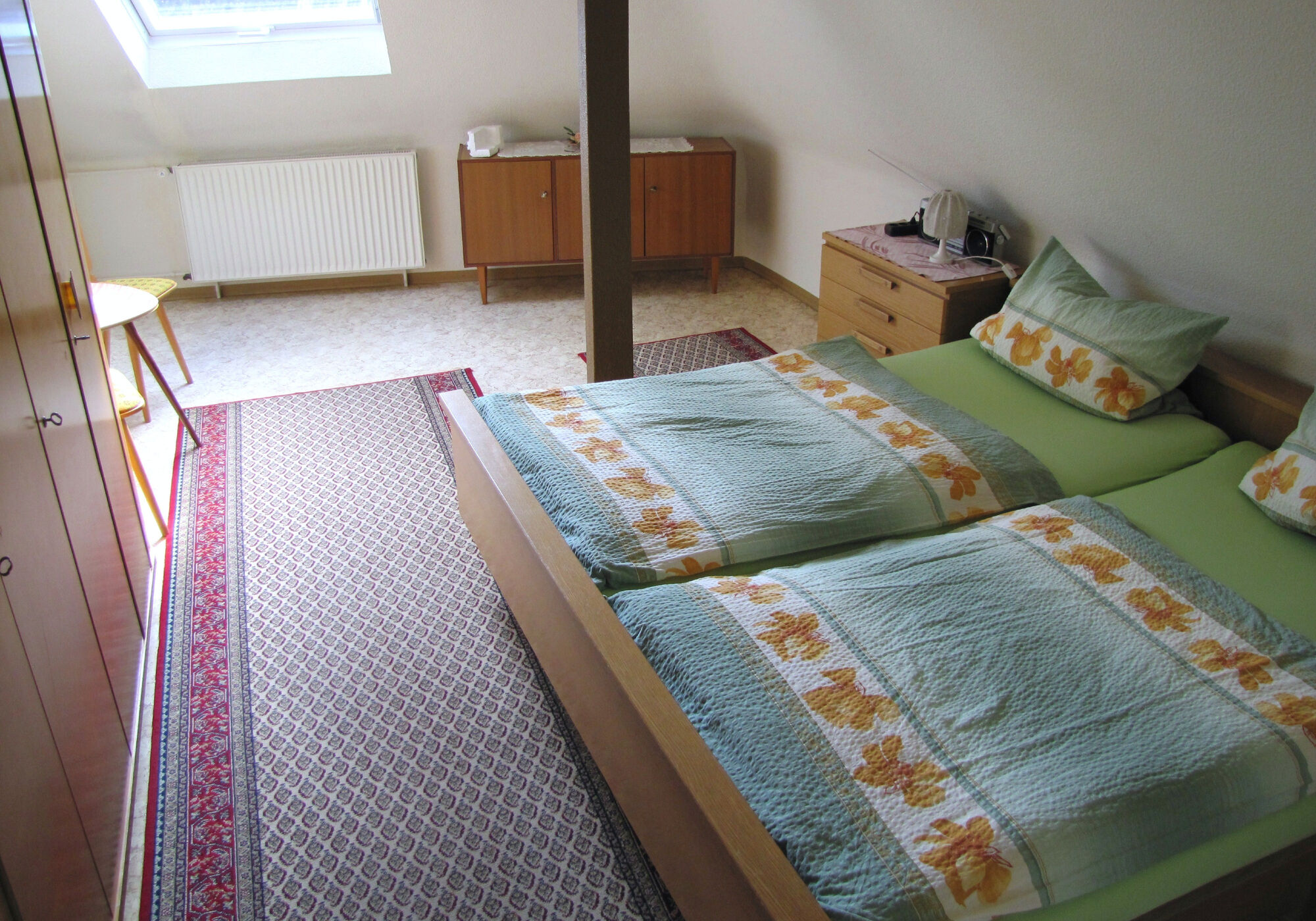 Doppelbettschlafzimmer, Platz für Babyreisebett