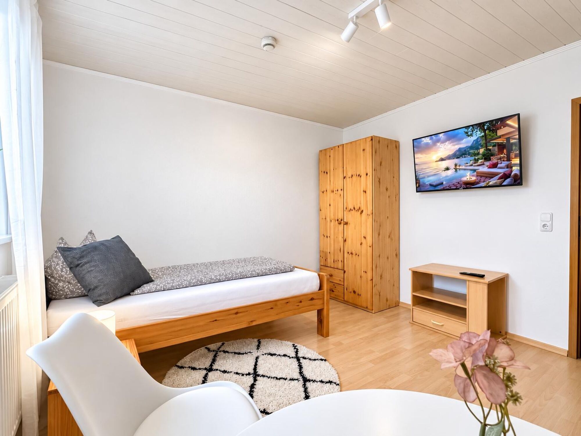 Schlafzimmer mit Smart TV