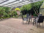 Überdachte Terrasse mit Sitzecke und Fischteich