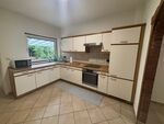 Küche mit Kaffeemaschine, Wasserkocher, Toaster, Mikrowelle, Herd, Kühlschrank