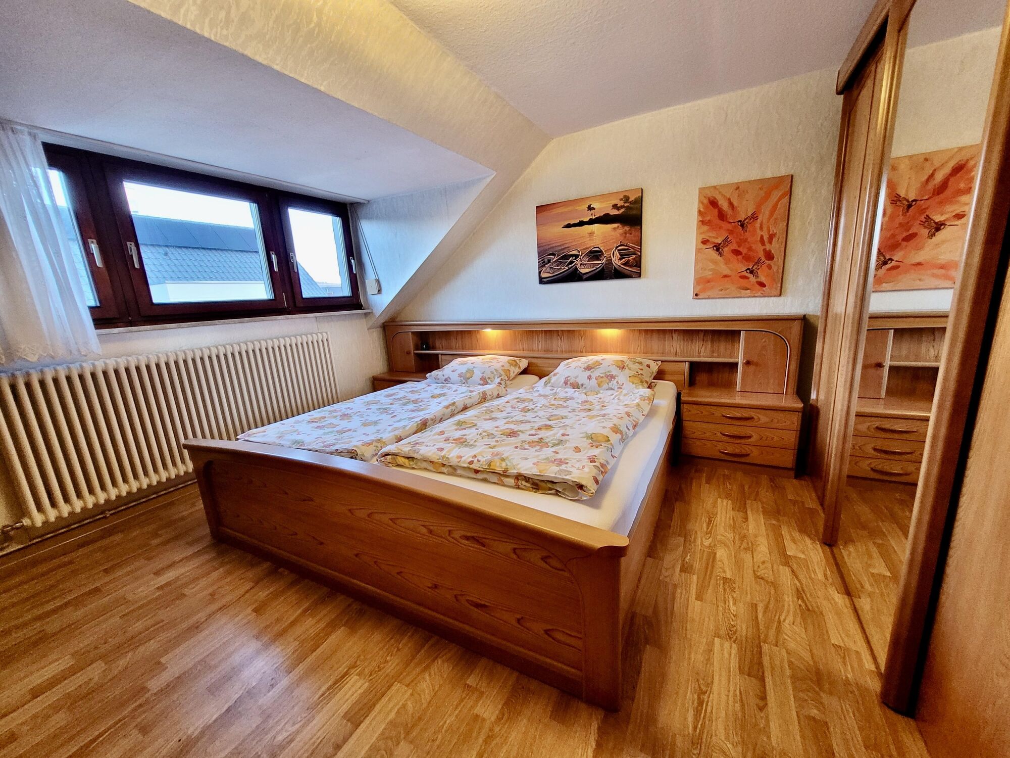 Viel Platz zum Träumen: Kingsize-Bett (2x2m) in deiner Trierer Ferienwohnung.