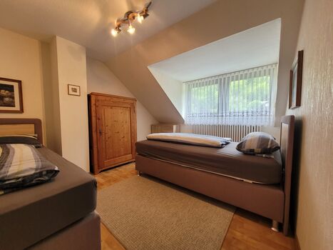 Hier lässt es sich aushalten: Dein Einzelbett im Zimmer mit Gartenblick.