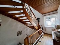 Stilvolles Detail: Das Holztreppenhaus in deiner Trierer Unterkunft.