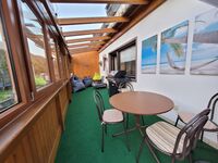 Urlaubsfeeling pur in Trier: Genieße unseren überdachten Balkon mit Grill.