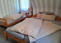 Schlafzimmer 1 mit einem Doppelbett und zusätzlichem Einzelbett