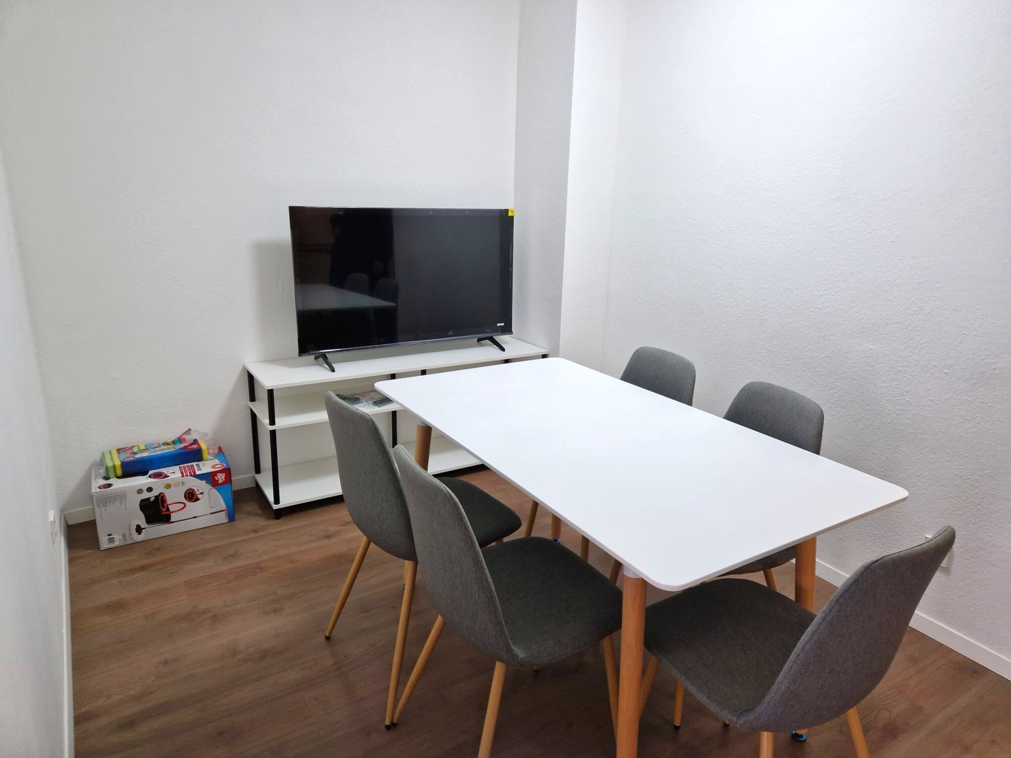 Essecke mit Fernseher