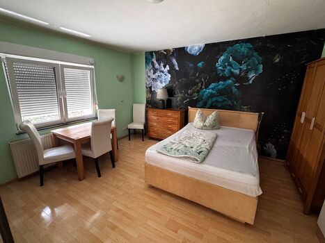 Gästezimmer im Erdgeschoss mit Boxspringbett 140x200 u Etagenbett 90x200