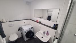 Badezimmer mit Dusche und WC