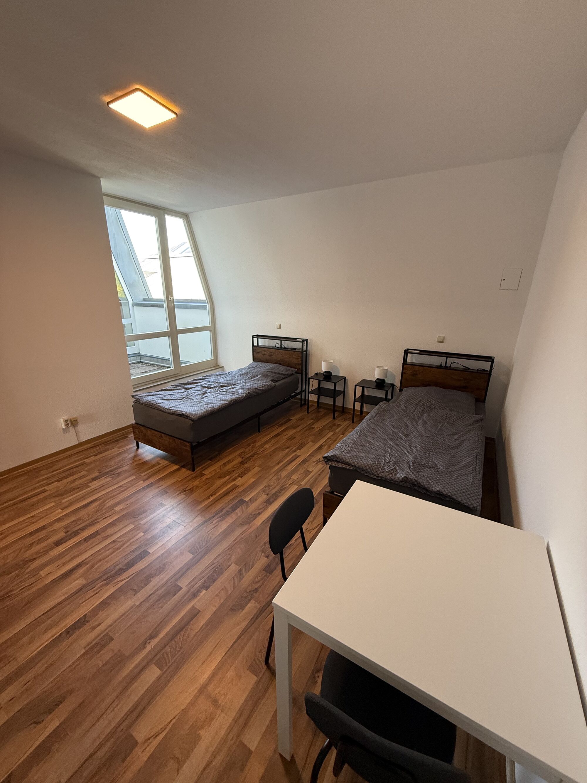 Gemütliches Schlafzimmer mit Einzelbetten und Sitzgelegenheit