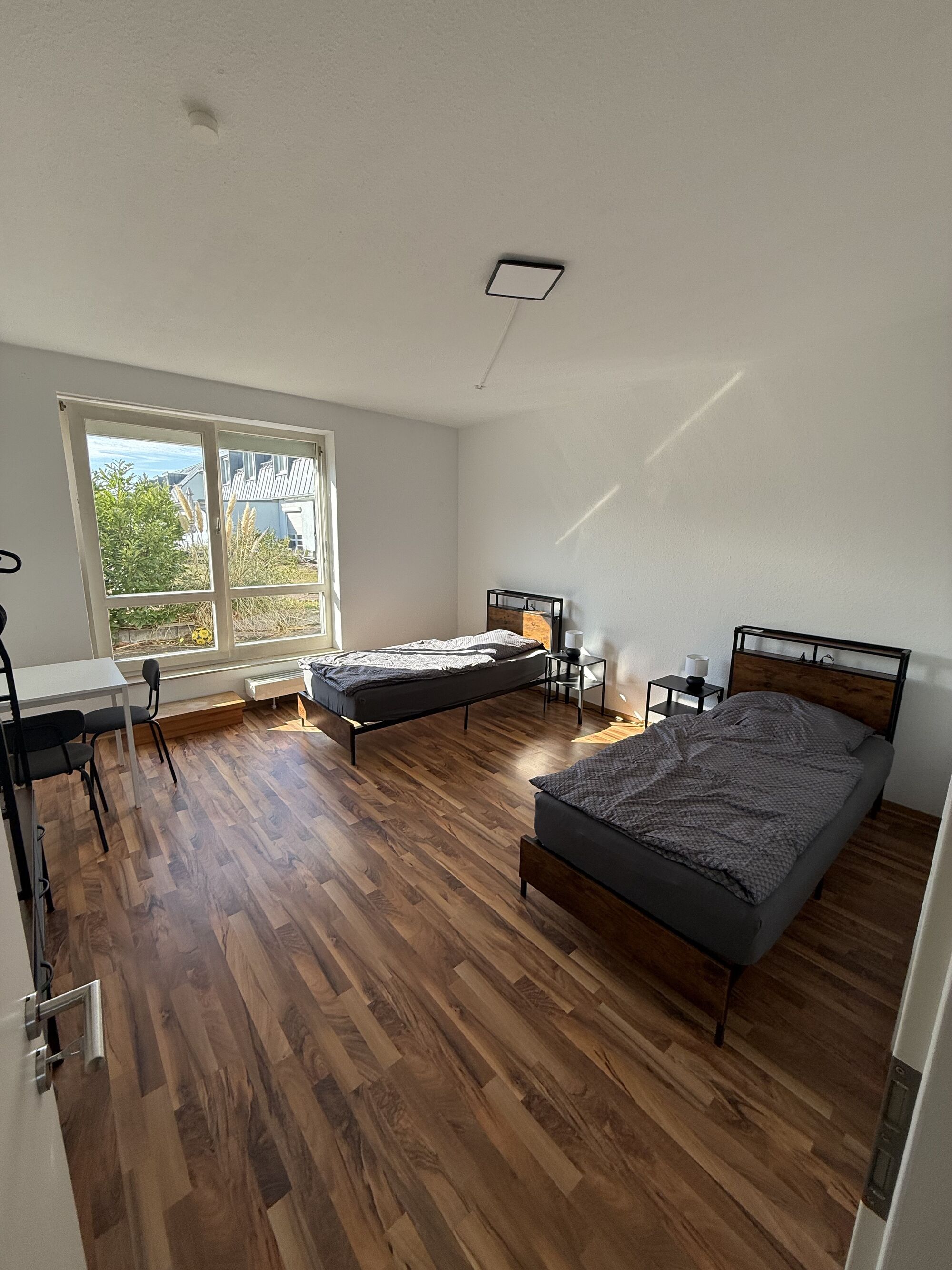 Großzügiges Zweibettzimmer mit getrennten Einzelbetten