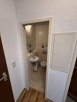 Separates Gäste-WC mit Waschbecken