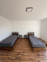 Gepflegtes Zweibettzimmer mit ausreichend Bewegungsfreiheit