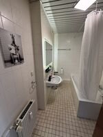 Gepflegtes Badezimmer mit Waschbecken und Badewanne