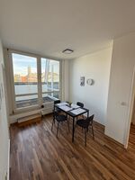 Heller Essbereich mit Tisch, Stühlen und großem Fenster