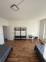 Geräumiges Schlafzimmer mit Garderobe und Sitzbereich