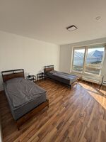 Helles, geräumiges Schlafzimmer mit zwei separaten Einzelbetten