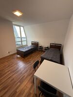 Gemütliches Schlafzimmer mit Einzelbetten und Sitzgelegenheit