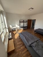 Lichtdurchfluteter Schlafbereich mit praktischen Aufbewahrungsmöglichkeiten