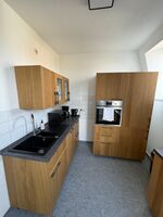 Voll ausgestattete Küche mit Backofen, Mikrowelle und Spülmaschine