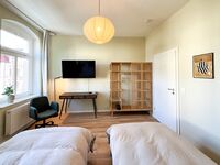 Schlafzimmer 1 inkl. 50'' Smart TV & Arbeitsplatz - Die Betten können in allen 3 Räumen flexibel zu Doppel- oder Einzelbetten gestellt werden