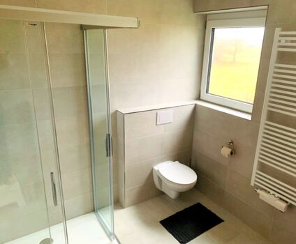 Modernes Badezimmer mit großer Dusche