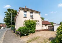 Hausansicht & Auffahrt / House view & driveway