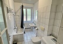 2. Badezimmer mit Badewanne, Waschmaschine