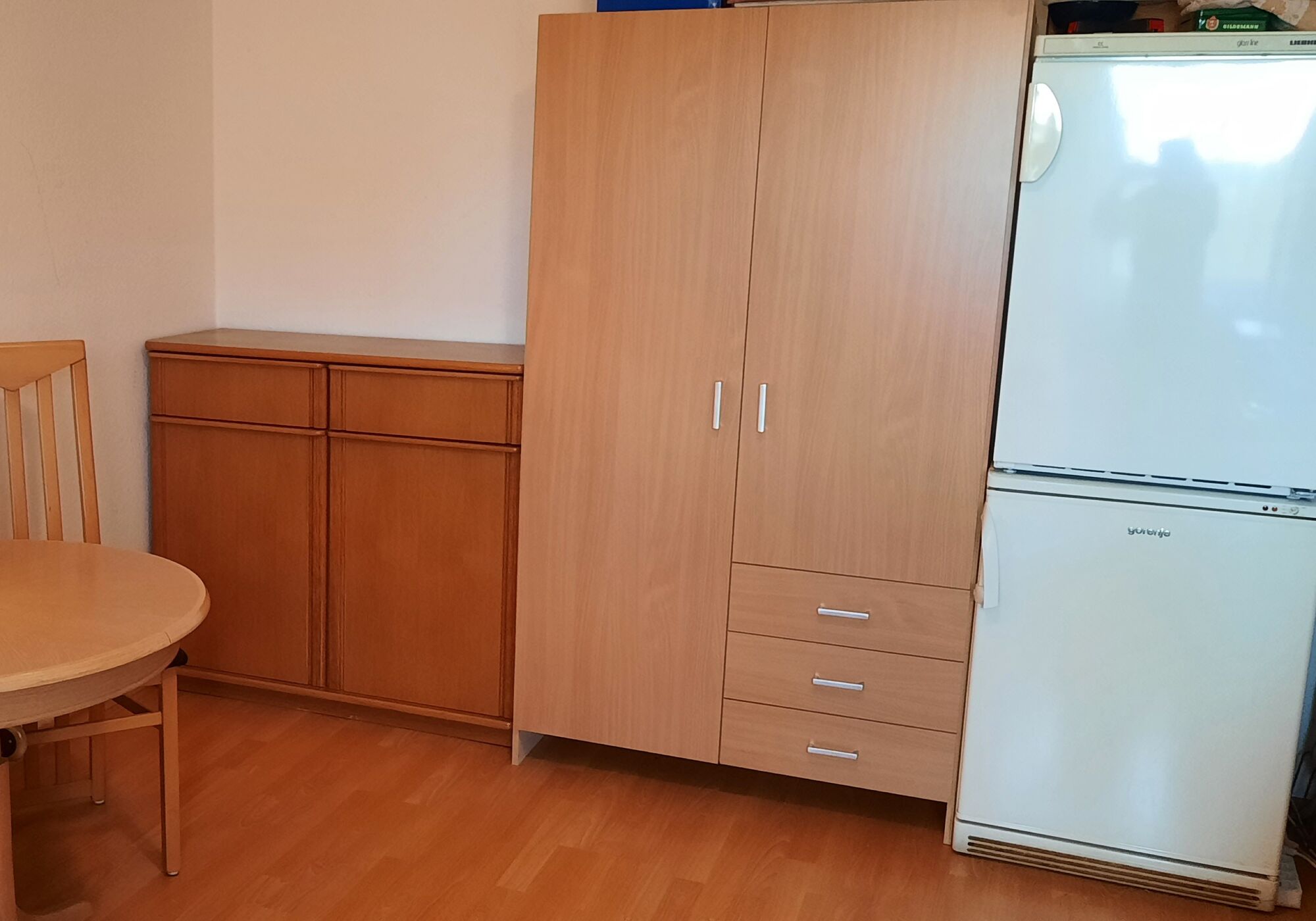 Kommode, Kleiderschrank und eigener Kühlschrank