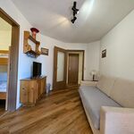 Helles und gemütliches Wohnzimmer mit ausziehbarem Sofa