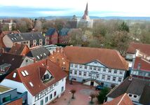 Vom KLEEBLATT rechts hat man Blick auf die Fußgängerzone und das Sarstedter Rathaus.