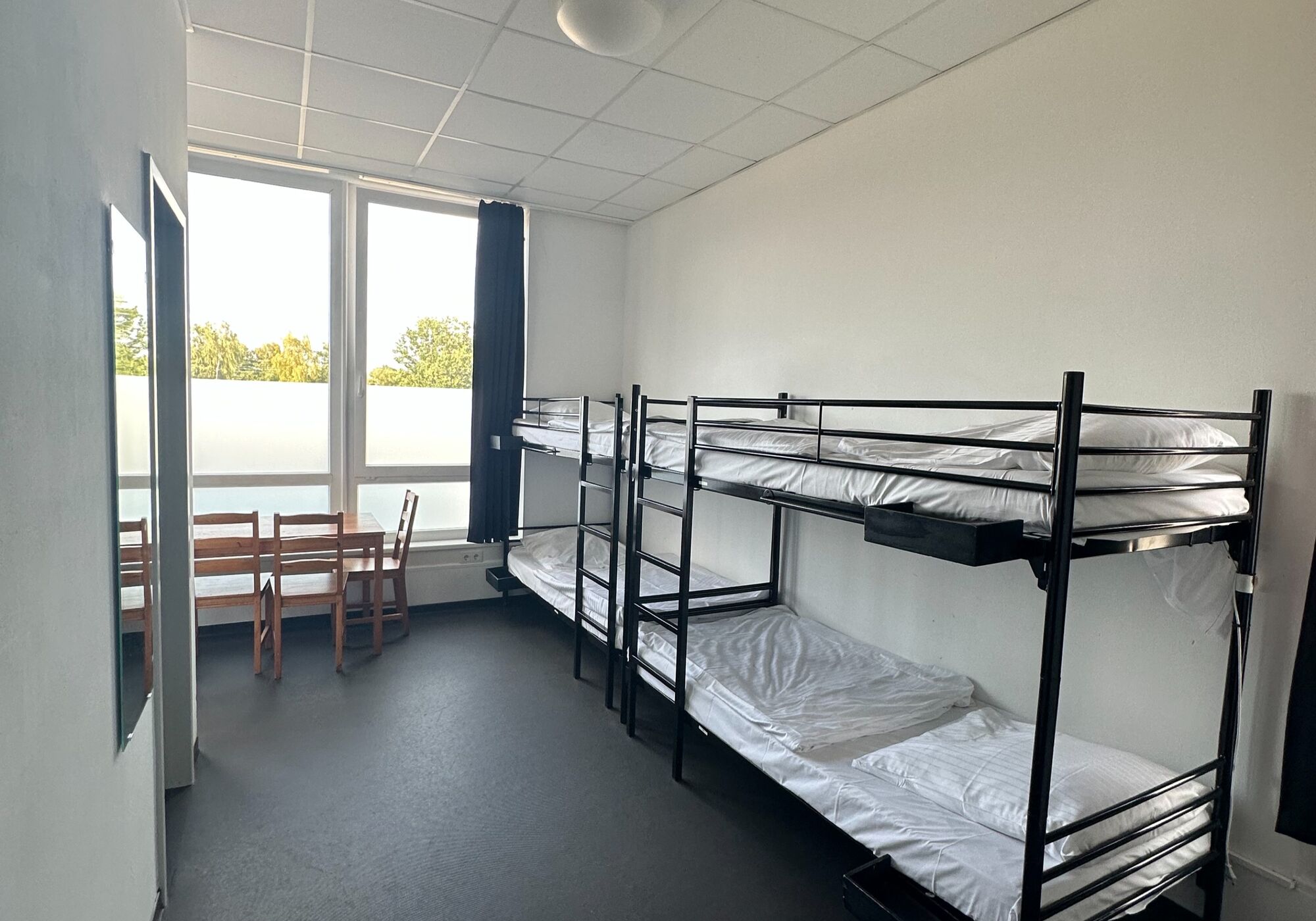 4-Bett-Zimmer mit Dusche und WC (privat)