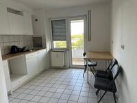 Küche mit Zugang zum Balkon