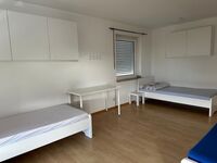 Zimmer mit Bett und Arbeitstisch