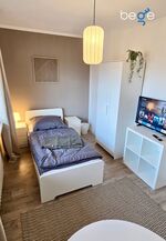 Schlafzimmer 3 mit einem Bett, Sitzecke und Smart-TV