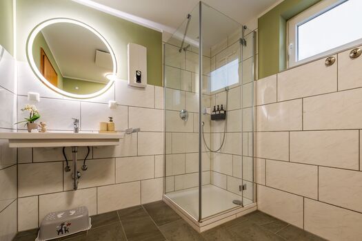 Dusche mit Shampoo und Duschgel