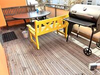 Mit Grill und bitte nicht Rücksicht auf die Nachbarn nehmen ab 22 Uhr ist absolute Stille angesagt !
