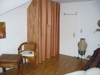 Möbliertes Zimmer mit Herkulesblick in Künstlerwohnung Bild 2