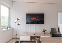 Ein gemütlicher Fernsehabend ist auf 55 Zoll mit 235 HD Sendern und einem kostenlosen Netflix-Zugang garantiert.