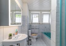 Ein zweites Gäste-Bad steht zur Verfügung, um bei größeren Gruppen die Wartezeiten vor den Waschräumen zu verkürzen und bietet sowohl eine Dusche als auch eine Badewanne, in der unsere Gäste auf Wunsch ein entspannendes Bad genießen können.