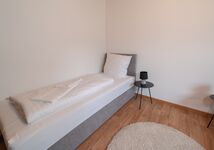 EG: 2 Schlafzimmer mit 2 90x200 Boxspringbetten.