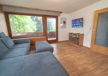 EG: Das Wohnzimmer mit Smart TV WLAN, Esstisch, großer Sofa mit Balkon