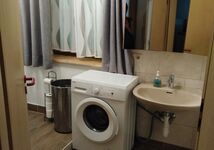 Badezimmer mit WC und Waschmaschine, weiteres WC vorhanden