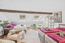 Geräumiges Dachzimmer mit originalen Holzbalken – flexibel für große Teams