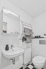 Weiteres Bad mit Waschtisch – kurze Wartezeiten im Team