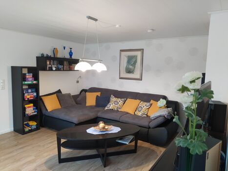 großes Wohnzimmer mit Wohlfühlatmosphäre