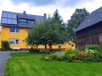 Hausansicht mit separater Auffahrt