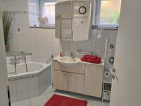 mit Badewanne und WC