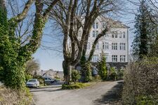 Parkplatz und Parkanlage