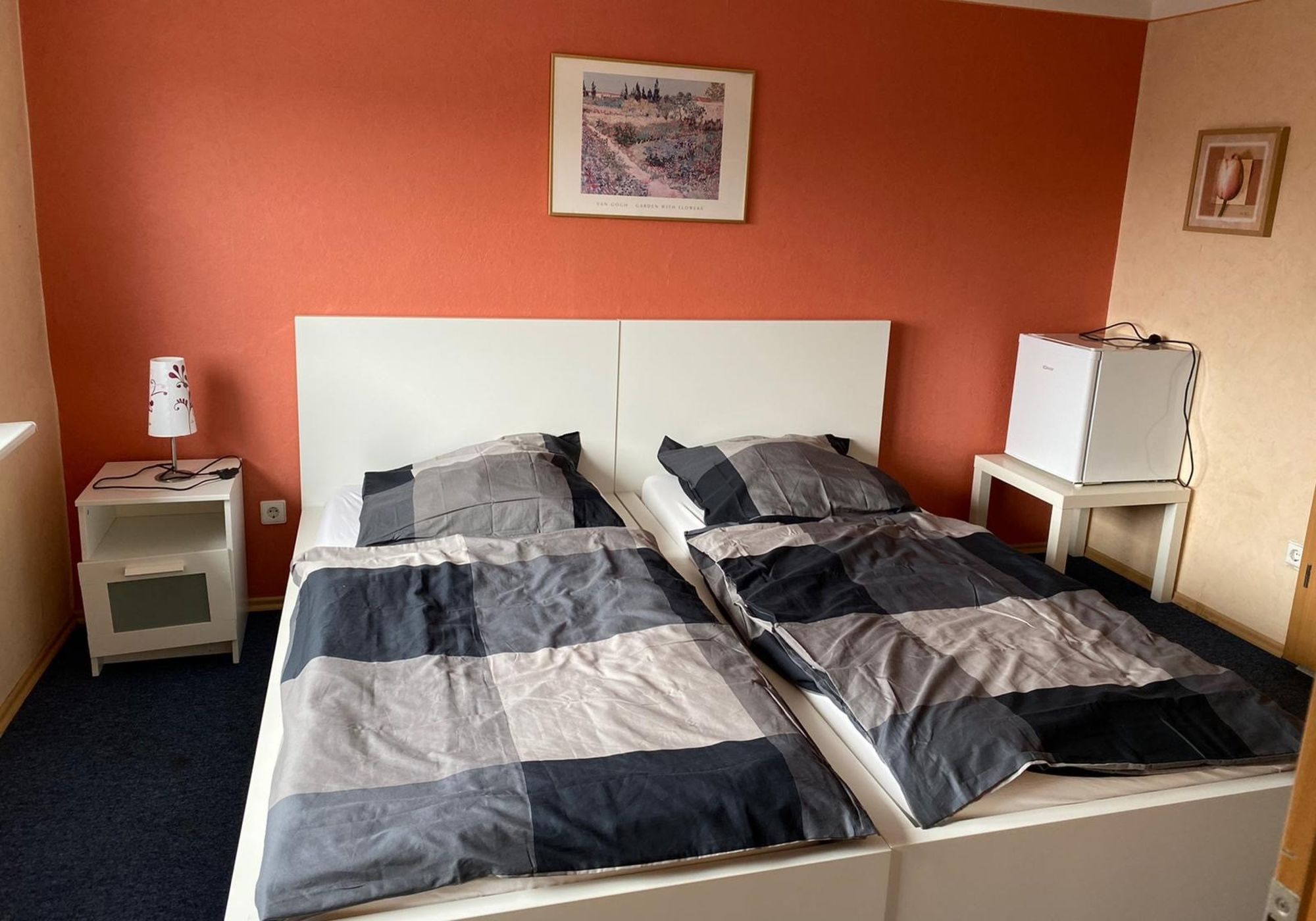 Doppelbettzimmer mit Einzelnenbetten